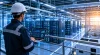 Ingénieur travaillant sur son ordinateur dans un Data Center