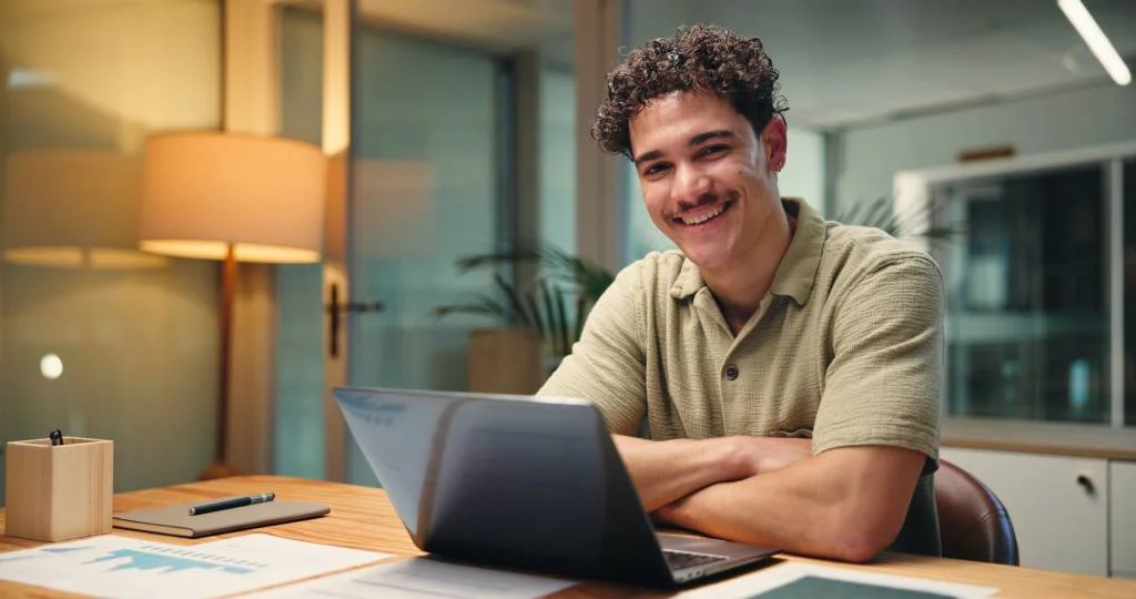 Professionnel consultant un ordinateur portable dans un bureau neutre