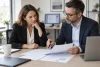 Une dirigeante et un conseiller examinent un contrat d’assurance générique