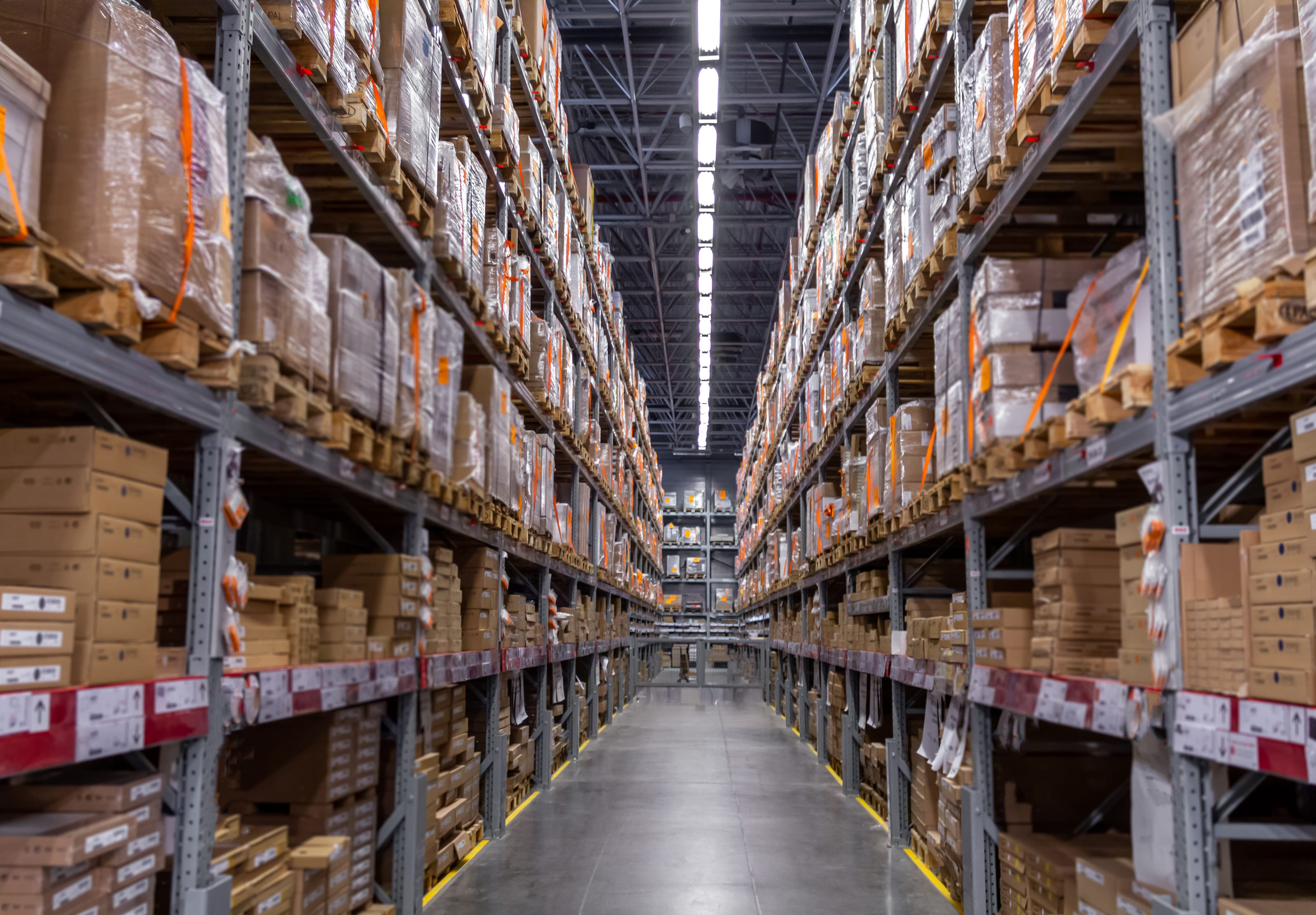 Allée de stockage dans un entrepôt logistique