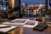 Microphone de studio radio, dossiers et calculatrice sur un bureau.