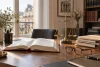 Code juridique ouvert et balance de justice dans un bureau parisien.