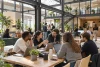 Des équipes diverses collaborent dans un grand espace de startup générique