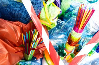 Produits et matières plastiques de différentes formes et couleurs