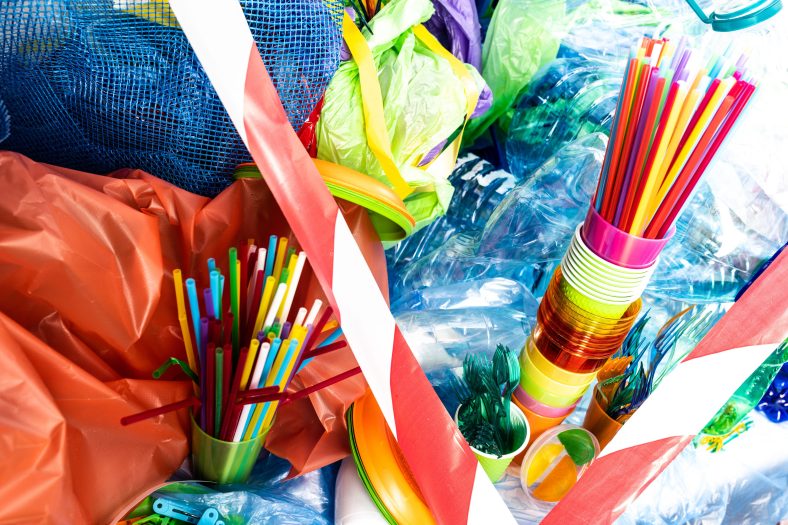 Produits et matières plastiques de différentes formes et couleurs